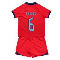 Otroški Nogometni dresi Anglija Harry Maguire #6 Gostujoči SP 2022 Kratek Rokav (+ Kratke hlače)